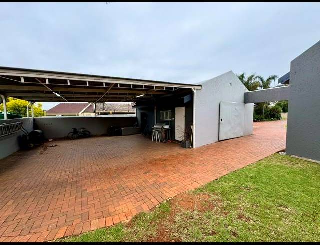 3 BEDROOM HOUSE FOR SALE IN ASTON MANOR